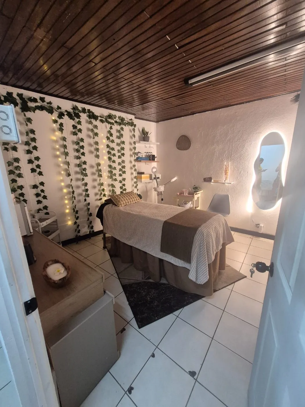 Terapeuta profesional preparando una experiencia de bienestar en Hands and Paradise Spa