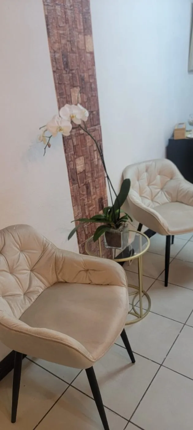 Terapeuta realizando un tratamiento de bienestar